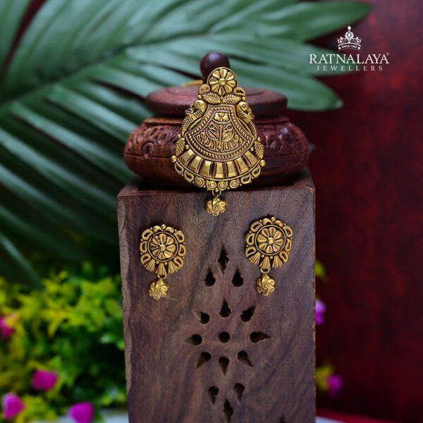 Antique Locket Set by Ratnalaya jewellers