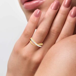 Eva Round With Wave Design Diamond Ring