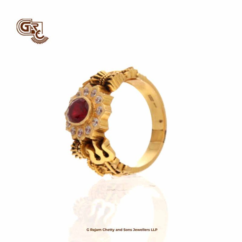 Gelittering Red Stone With Divine Antique Ring