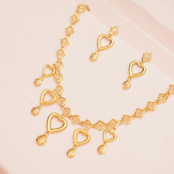 22Kt Yellow Gold Heart Necklace with Earrings ST22/1290