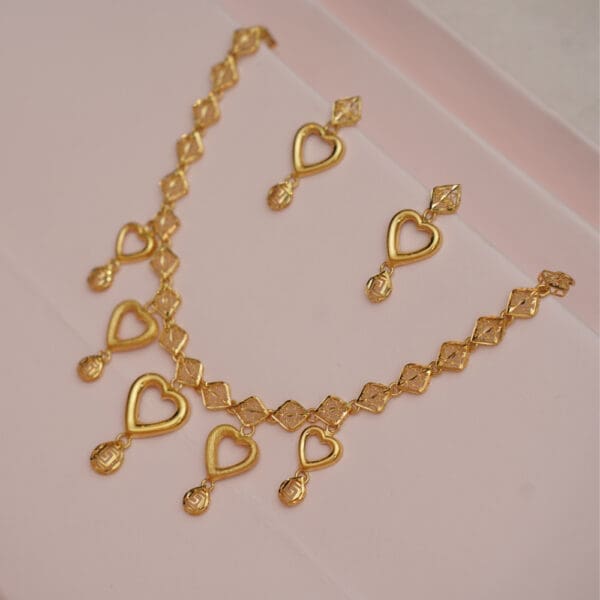 22Kt Yellow Gold Heart Necklace with Earrings ST22/1290