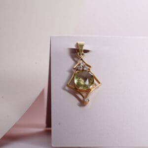 18Kt Gold Yellow Pendant LC18/312