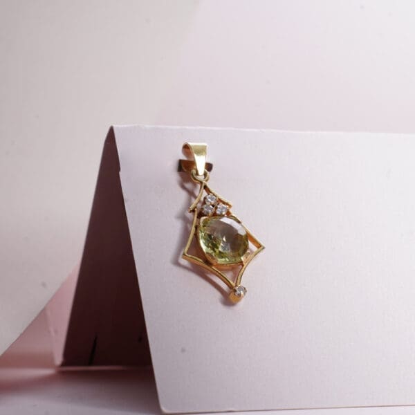 18Kt Gold Yellow Pendant LC18/312